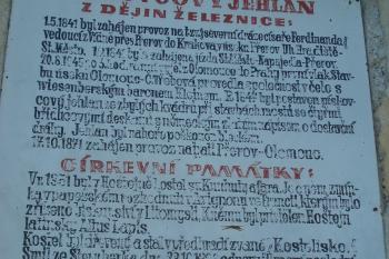 nápisy na památníku, které byly nahrazeny místo původních břidlicových (© Jaromír Schoffer, 06/2010)