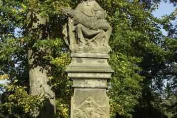 Pieta stojící severně od kostela ( © Milan Caha 09/2007)