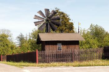 Celkový pohled na mlýnek s větrnou turbínou (© Miroslav BITTER 08/2007)