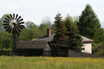 Celkový pohled na mlýnek s větrnou turbínou ( © Miroslav BITTER 05/2007)