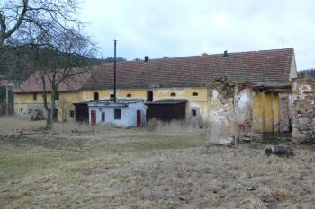Severní strana poplužního dvora (© Otto Slabý, 01/2008)