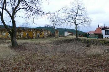 Pohled do prostoru dvora od západu (© Otto Slabý, 01/2008)
