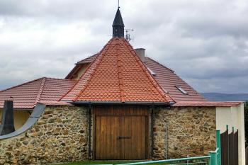 Nově opravená bašta v JV nároží dvora (© Otto Slabý, 01/2008)