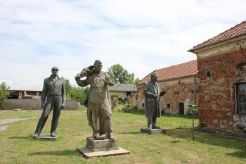 Sochy v nadživotní velikosti  z dob socializmu umístěné na dvoře tvrze. (© Luděk Vláčil 07/2017)