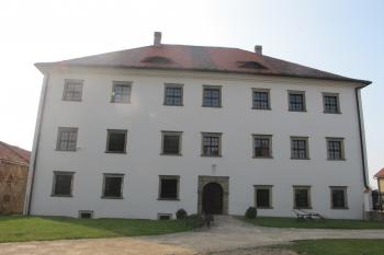 Hlavní sz.průčelí (© Dušan Dohňanský 07/2019)