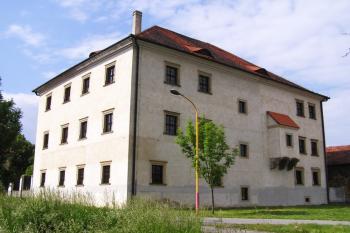 objekt tvrze od jihu ( © Jan P. Štěpánek 05/2008)