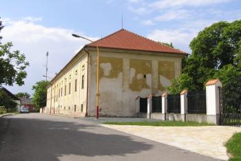 jeden z objektů bývalého dvora ( © Jan P. Štěpánek 05/2008)