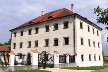 pohled na objekt tvrze od západu ( © Jan P. Štěpánek 05/2008)