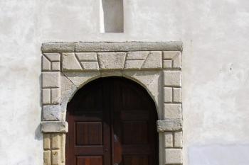 bosovaný renesanční vstupní portál tvrze ( © Jan P. Štěpánek 05/2008)