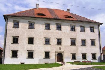 vstupní, severozápadní fronta tvrze ( © Jan P. Štěpánek 05/2008)