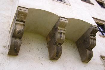 renesanční kamenné nosníky arkýře ( © Jan P. Štěpánek 05/2008)
