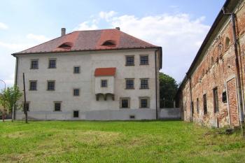 rymická tvrz od jihovýchodu ( © Jan P. Štěpánek 05/2008)