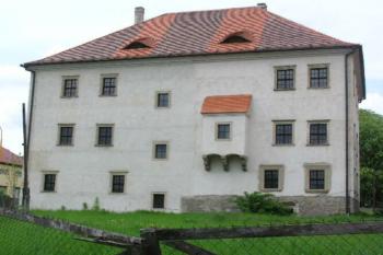 Rymice-tvrz (© Vojtěch Novák 05/2004)