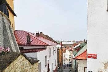 Široké schody v místě starého příkopu z polohy zaniklé střední Horní brány (© Jan P. Štěpánek  04/2024)