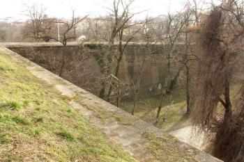 pohled na plochu hřbitova z koruny hradby ( © Milan Caha 01/2008)