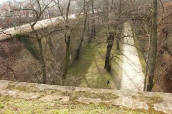 pohled na plochu hřbitova z koruny hradby ( © Milan Caha 01/2008)