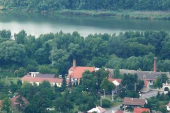 pohled na dolnověstnický mlýn z hradu Děvíčky ( © Jan P. Štěpánek 07/2008)