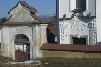 Jedna z bran a  hlavní vstup do kostela (© Zdeněk Viliš, 02/2008)