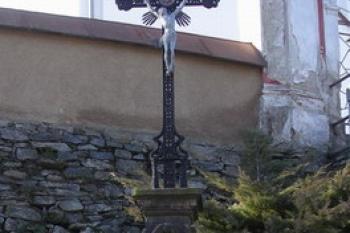 Klasicistní kříž u kostela (© Zdeněk Viliš, 02/2008)