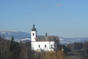 Celkový pohled na kostel , v pozadí Hrubé Jeseníky. (© Zdeněk Viliš, 02/2008)