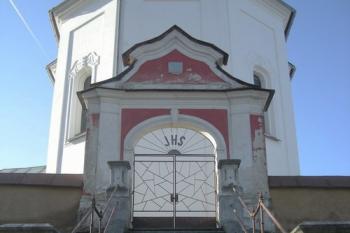 Hlavní brána se schodištěm (© Zdeněk Viliš, 02/2008)