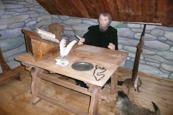 Matěj Tanner - jezitský mnich právě sepisuje dílo o štramberském vrchu Kotouči jako o významném poutním místě ( © Jan P. Štěpánek 09/2011)