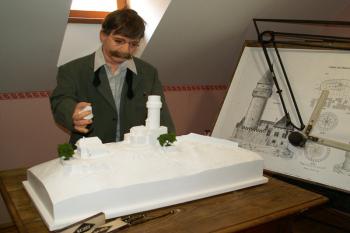 Adolf Hrstka se narodil 7. března 1864. V roce 1895 založil ve Štramberku odbor Klubu českých turistů. Byl iniciátorem vybudování Národního sadu s bustami osobností české historie na vrchu Kotouč. ( © Miroslav BITTER 08/2007)