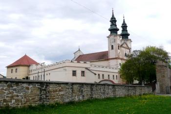 klášter s kostelem od západu ( © Jan P. Štěpánek 05/2008)
