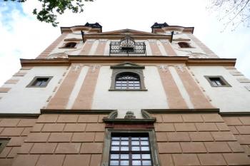 dvouvěžové průčelí kostela sv. Stanislava ( © Jan P. Štěpánek 05/2008)