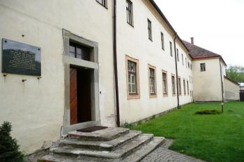 jižní část jihozápadního průčelí kláštera ( © Jan P. Štěpánek 05/2008)
