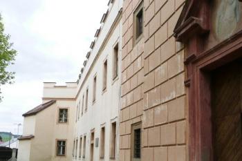 průčelí kostela a severní část jihozápadního průčelí kláštera ( © Jan P. Štěpánek 05/2008)