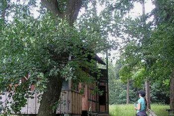 pohled přes příkop na hrázděnou chatu ( © Ondřej Štěpánek 06/2006)