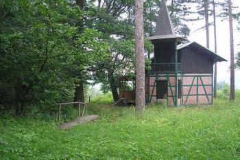 pohled na plochu hrádku s hrázděnou chatou od předpokládané přístupové cesty ( © Ondřej Štěpánek 06/2006)