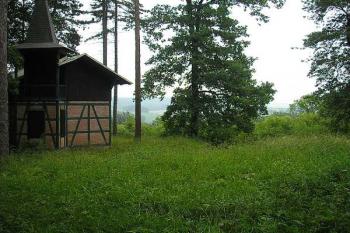 pohled na hrádek od přístupové cesty ( © Ondřej Štěpánek 06/2006)