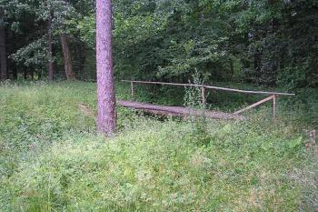 pohled z plochy hrádku na můstek přes jižní příkop ( © Ondřej Štěpánek 06/2006)