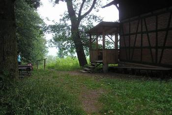 hrázděná chata na ploše hrádku ( © Ondřej Štěpánek 06/2006)