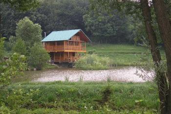 v údolíčku pod hrádkem se dnes nachází dva rybníky s chatou ( © Ondřej Štěpánek 06/2006)