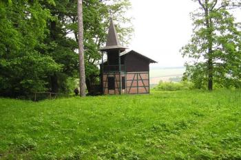 pohled na hrádek od jihu, z místa patrně bývalého hospodářského předpolí hrádku ( © Jan P. Štěpánek 06/2008)