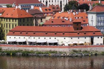 objekt bývalé Hergetovy cihelny ze staroměstské mostecké věže ( © Jan P. Štěpánek 07/2007)