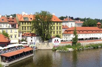 Hergetova cihelna (zcela vpravo) z Karlova mostu ( © Jan P. Štěpánek 07/2007)