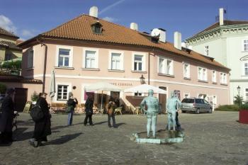 netradiční fontána na nádvoří cihelny ( © Milan Caha 10/2007)