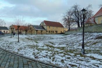 Sev. příkop se zbytkem valu od západu (© Dušan Dohňanský 01/2021)