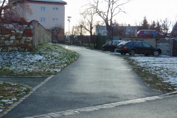 Cesta kopíruje průběh bývalého záp. příkopu (© Dušan Dohňanský 01/2021)