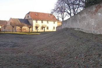 pohled od západu na částečně zachovalý hradní příkop s náznakem vnějšího valu ( © Ondřej Štěpánek 02/2008)