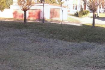 pohled od jihu, z koruny vnitřního hradního valu na pozůstatky bývalého vodního příkopu s náznaky vnějšího valu ( © Ondřej Štěpánek 02/2008)