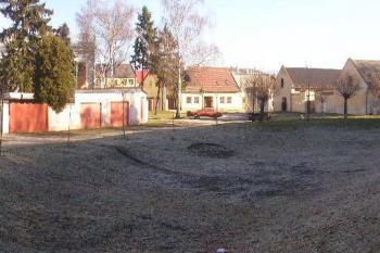 pohled od západu na pozůstatek bývalého vodního příkopu ( © Ondřej Štěpánek 02/2008)
