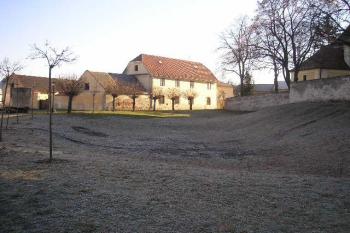 průběh zbytku severního příkopu ( © Ondřej Štěpánek 02/2008)