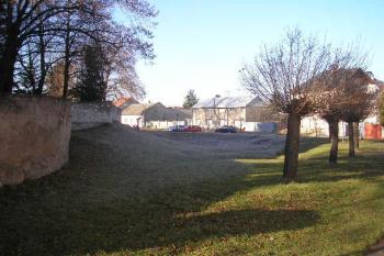 východní pohled na průběh severní zdi bývalého hřbitova ( © Ondřej Štěpánek 02/2008)