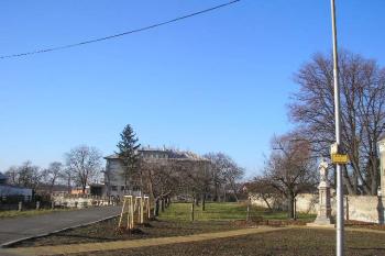 východní pohled na průběh jižní zdi bývalého hřbitova ( © Ondřej Štěpánek 02/2008)