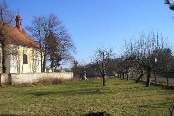 pohled od západu na průběh jižní zdi zrušeného hřbitova ( © Ondřej Štěpánek 02/2008)
